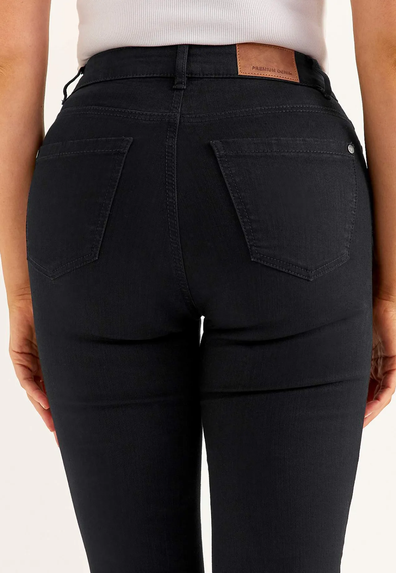 Høj Talje|Flere Længder- Jeans i denim med superstræk Ella Sort denim