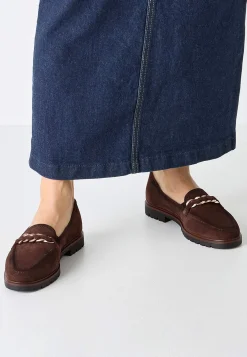 Lædersko|Loafers- Komfortable ruskindsloafers med kædedetalje Mørkebrun