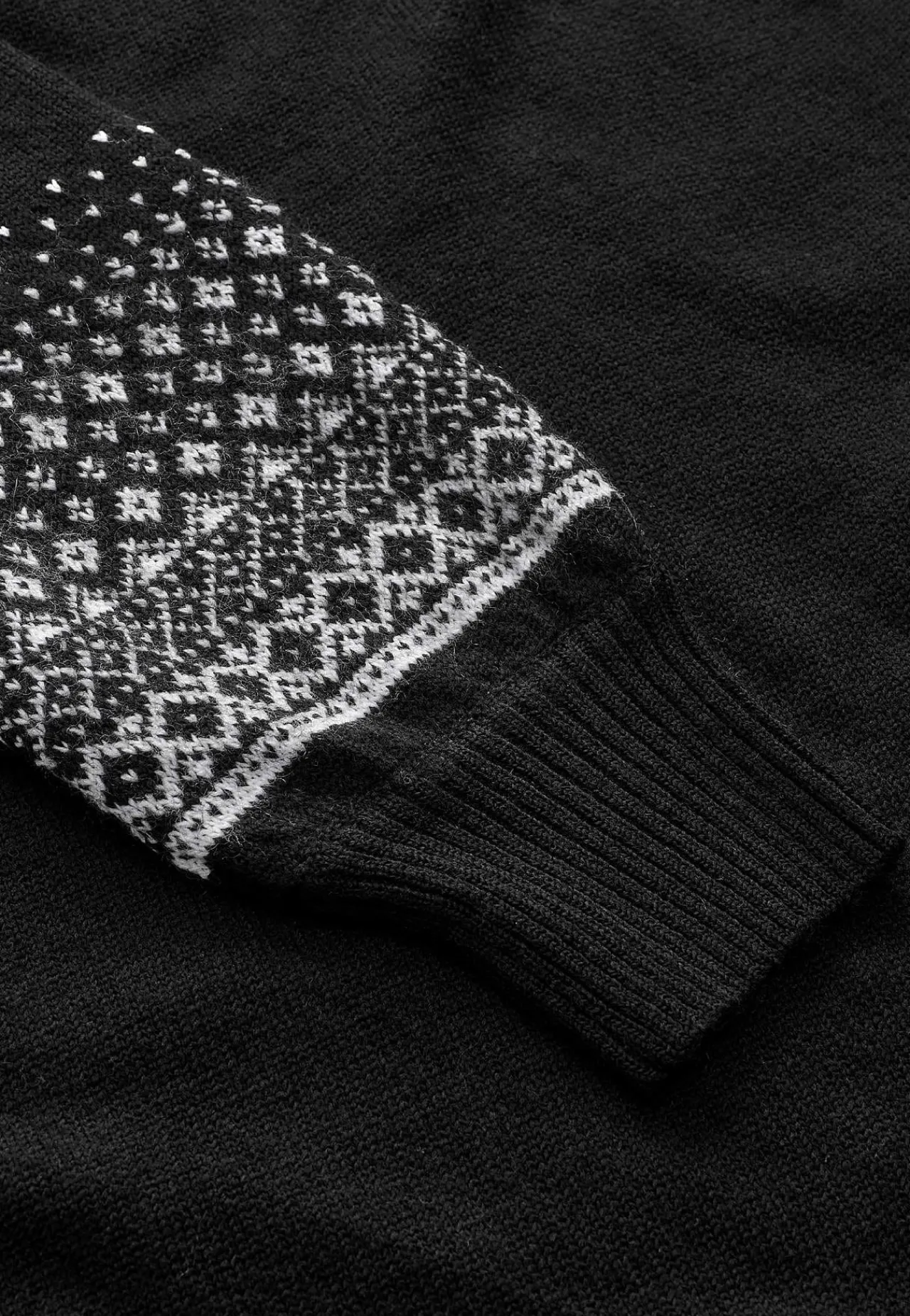 Strikkjoler|Kjoler-Cellbes of Sweden Strikket kjole med jacquardmønstrede ærmer Sort / Mønstret