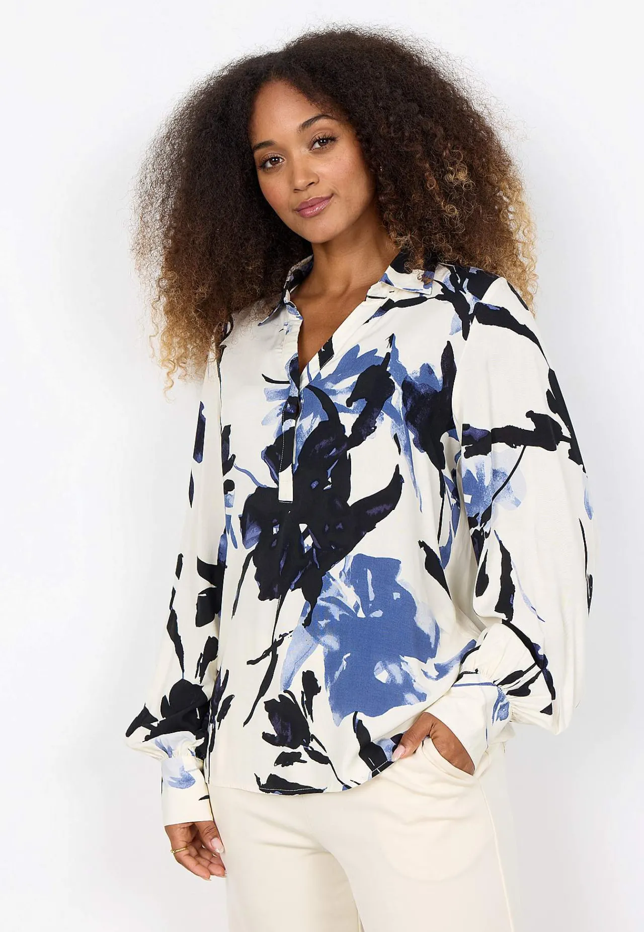 Bluser- Vævet bluse med printet blomstermønster Offwhite / Blå / Mønstret